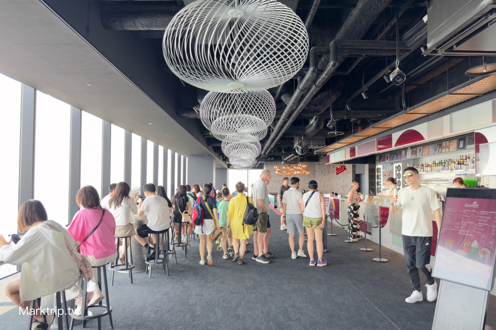 SHIBUYA SKY的Paradise Lounge餐酒吧,供應輕食與飲料的觀景休憩區