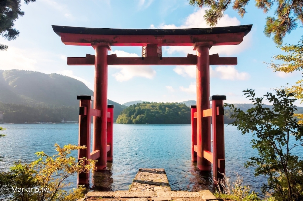 箱根神社平和鳥居與蘆之湖美景