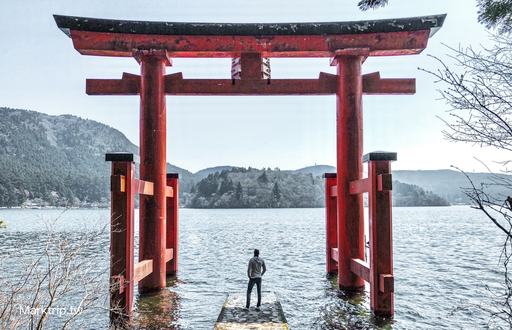 箱根神社平和鳥居與蘆之湖美景