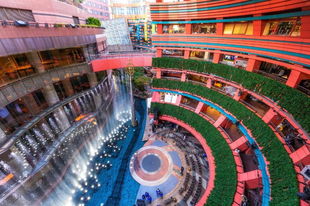 博多運河城免費水舞秀，一邊是飯店一邊是購物商場