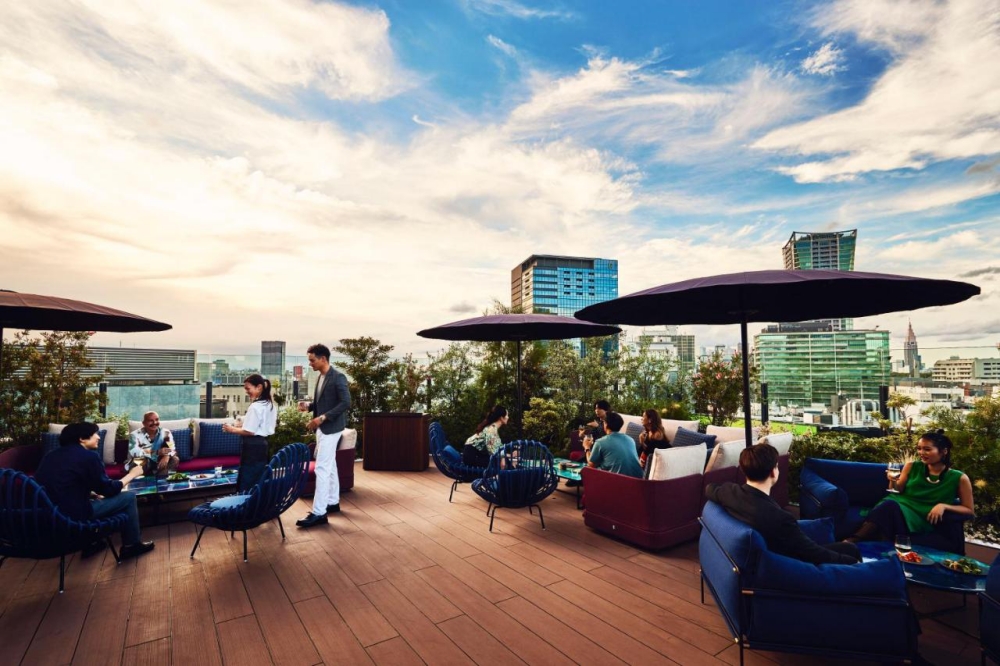 東京飯店頂樓露天酒吧與露台，享有城市景觀，是適合年輕人社交與享受夜景的飯店設施