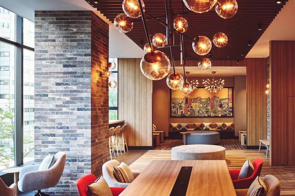 大阪市中心智選假日飯店御堂筋，設計感旅客休息區