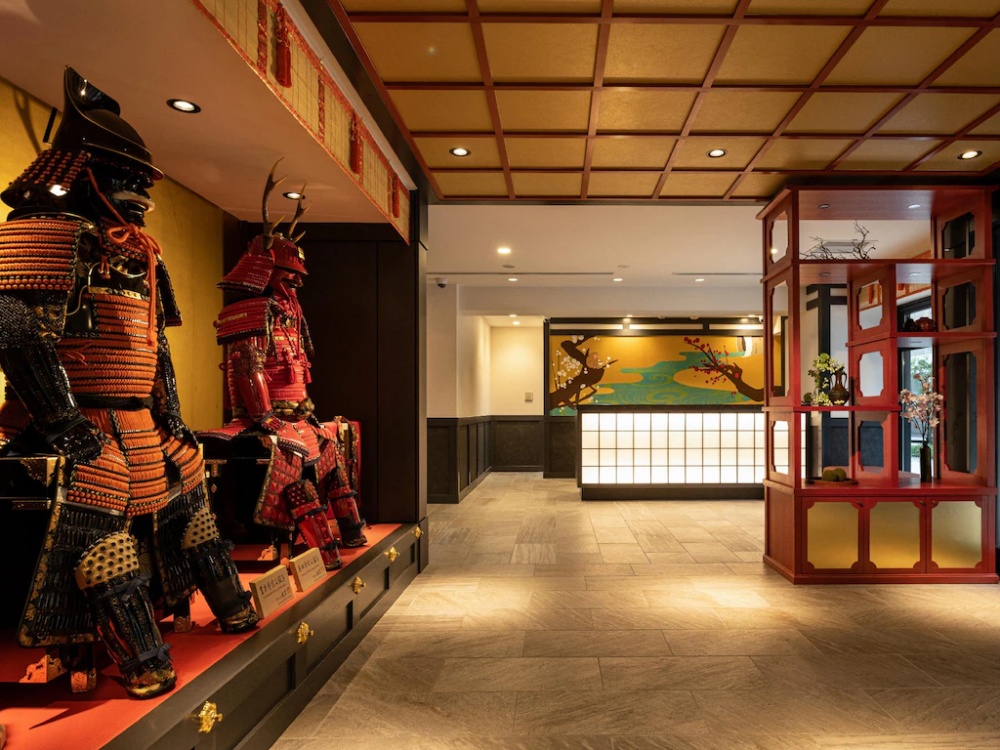 MIMARU大阪 心齋橋NORTH，大廳用日本戰國武士盔甲裝潢，呼應著大阪城