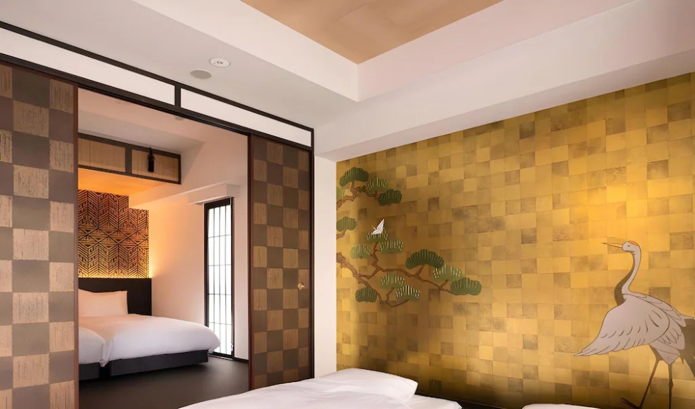 MIMARU Osaka Shinsaibashi North 客房呼應著大阪城的奢華金箔裝潢