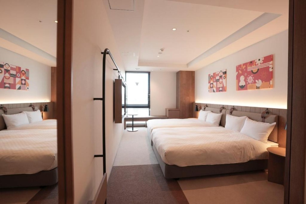 CINQS Hotel的八人連通房