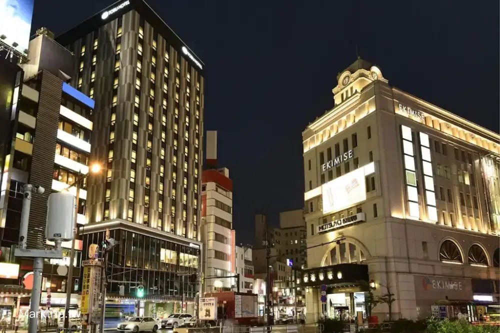 飯店夜景，右側為東武淺草站松屋大樓，夜間燈光。