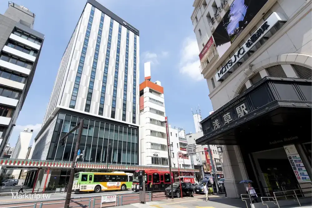 飯店白天外觀，右側為東武淺草站松屋百貨大樓。