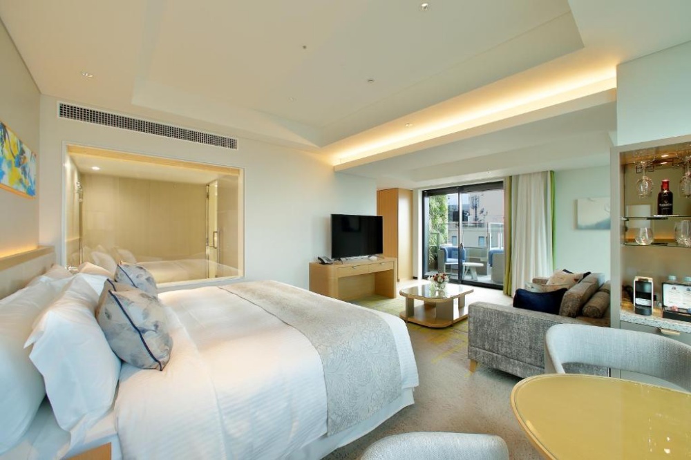 都酒店博多客房，大床墊、有沙發客廳空間