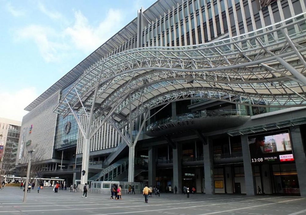 福岡車站外觀，交通便利，快速往返機場